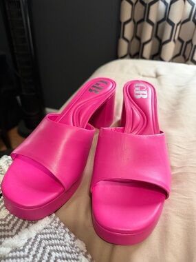 Gianni Bini Hot Pink Platform Slide Mules